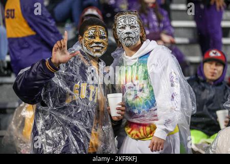 Bâton Rouge, LA, États-Unis. 19th novembre 2022. Une paire de fans de LSU peint au visage pose pour une photo lors d'un match de football NCAA entre l'Université de l'Alabama à Birmingham et les Tigers LSU au Tiger Stadium à bâton Rouge, LA. Jonathan Mailhes/CSM/Alamy Live News Banque D'Images