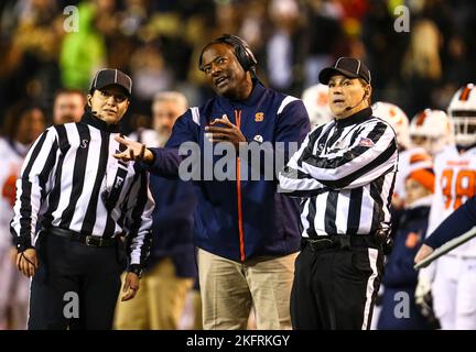 19 novembre 2022: Dino Bakers plaide son cas avec des références. Match de football NCAA entre l'université de Syracuse et Wake Forest au champ de Truist à Winston-Salem, en Caroline du Nord. David Beach/CSM Banque D'Images