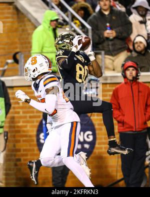 19 novembre 2022: Wake Forest sophomore Jahmal Banks (80) a en prise sur environ 15. Match de football NCAA entre l'université de Syracuse et Wake Forest au champ de Truist à Winston-Salem, en Caroline du Nord. David Beach/CSM Banque D'Images