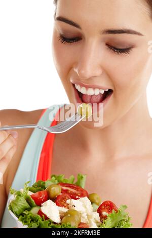 Mangez sainement, soyez en bonne santé. Femme sur fond blanc prête à manger de la salade. Banque D'Images