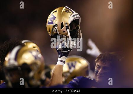 Seattle, WA, États-Unis. 19th novembre 2022. Un casque Washington Huskies est tenu par un joueur de touche lors d'un match de football NCAA entre les Colorado Buffaloes et les Washington Huskies au Husky Stadium de Seattle, en Australie occidentale. Sean Brown/CSM/Alamy Live News Banque D'Images