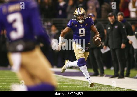 Seattle, WA, États-Unis. 19th novembre 2022. Michael Penix (9), le quarterback des Huskies de Washington, joue avec le ballon lors d'un match de football de la NCAA entre les Buffaloes du Colorado et les Huskies de Washington au stade Husky de Seattle, en Australie occidentale. Sean Brown/CSM/Alamy Live News Banque D'Images