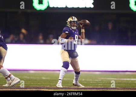 Seattle, WA, États-Unis. 19th novembre 2022. Michael Penix (9), le quarterback des Huskies de Washington, attend de passer un match de football de la NCAA entre les Buffaloes du Colorado et les Huskies de Washington au stade Husky de Seattle, en Australie occidentale. Sean Brown/CSM/Alamy Live News Banque D'Images