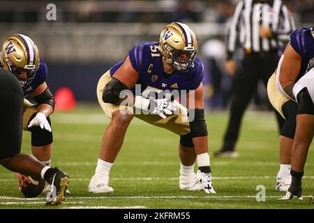 Seattle, WA, États-Unis. 19th novembre 2022. Jaxson Kirkland, lineman des Washington Huskies (51), fait la queue lors d'un match de football de la NCAA entre les Colorado Buffaloes et les Washington Huskies au Husky Stadium de Seattle, en Australie occidentale. Sean Brown/CSM/Alamy Live News Banque D'Images