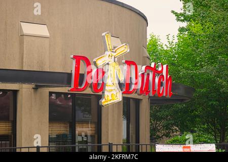 Enseigne au néon rouge avec éclairage de moulin à vent jaune à l'extérieur du restaurant de Dutch à Maple Ridge, Colombie-Britannique, Canada. Banque D'Images