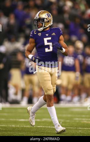 Seattle, WA, États-Unis. 19th novembre 2022. Washington Huskies défensive en arrière Alex Cook (5) lors d'un match de football NCAA entre les Colorado Buffaloes et les Washington Huskies au Husky Stadium de Seattle, WA. Sean Brown/CSM/Alamy Live News Banque D'Images