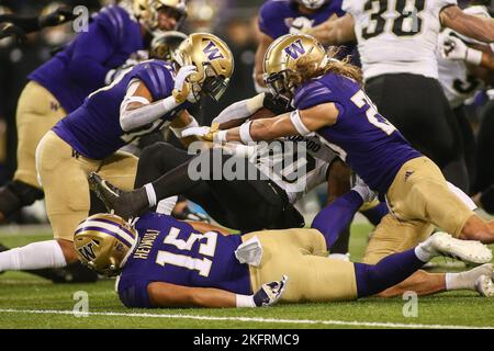 Seattle, WA, États-Unis. 19th novembre 2022. Les défenseurs des Huskies de Washington jouent lors d'un match de football de la NCAA entre les Buffaloes du Colorado et les Huskies de Washington au stade Husky de Seattle, en Australie occidentale. Sean Brown/CSM/Alamy Live News Banque D'Images