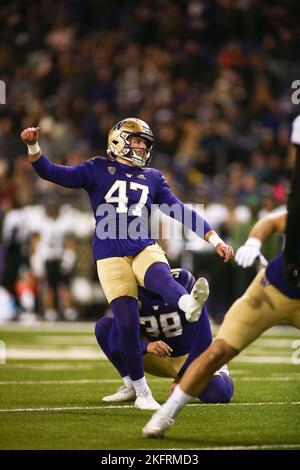 Seattle, WA, États-Unis. 19th novembre 2022. Le lanceur Washington Huskies Peyton Henry (47) lance un PAT lors d'un match de football NCAA entre les Colorado Buffaloes et les Washington Huskies au Husky Stadium de Seattle, en Australie occidentale. Sean Brown/CSM/Alamy Live News Banque D'Images