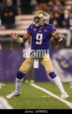 Seattle, WA, États-Unis. 19th novembre 2022. Le quarterback des Huskies de Washington Michael Penix Jr (9) dans la poche lors d'un match de football NCAA entre les Buffaloes du Colorado et les Huskies de Washington au stade Husky de Seattle, WA. Sean Brown/CSM/Alamy Live News Banque D'Images
