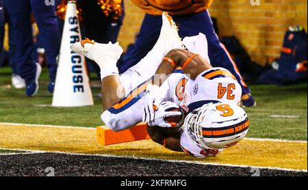 19 novembre 2022: Le sophomore de l'Université de Syracuse Sean Tucker (34) frappe le pylône pour un toucher. Match de football NCAA entre l'université de Syracuse et Wake Forest au champ de Truist à Winston-Salem, en Caroline du Nord. David Beach/CSM Banque D'Images