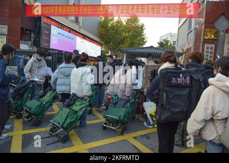 FUYANG, CHINE - 20 NOVEMBRE 2022 - Un grand nombre d'étudiants se préparent à participer à l'examen d'entrée de 2023 (module 7) au Middle SC n° 15 Banque D'Images