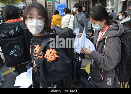 FUYANG, CHINE - 20 NOVEMBRE 2022 - Un grand nombre d'étudiants se préparent à participer à l'examen d'entrée de 2023 (module 7) au Middle SC n° 15 Banque D'Images