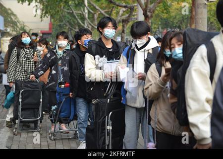 FUYANG, CHINE - 20 NOVEMBRE 2022 - Un grand nombre d'étudiants se préparent à participer à l'examen d'entrée de 2023 (module 7) au Middle SC n° 15 Banque D'Images