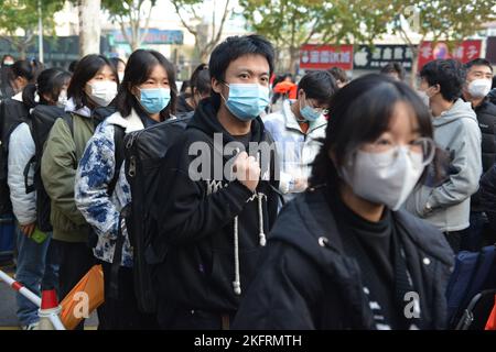 FUYANG, CHINE - 20 NOVEMBRE 2022 - Un grand nombre d'étudiants se préparent à participer à l'examen d'entrée de 2023 (module 7) au Middle SC n° 15 Banque D'Images