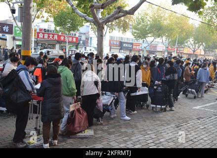 FUYANG, CHINE - 20 NOVEMBRE 2022 - Un grand nombre d'étudiants se préparent à participer à l'examen d'entrée de 2023 (module 7) au Middle SC n° 15 Banque D'Images