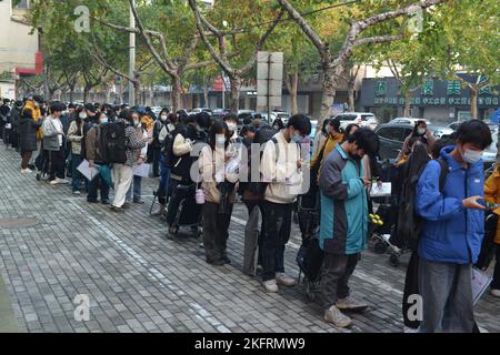 FUYANG, CHINE - 20 NOVEMBRE 2022 - Un grand nombre d'étudiants se préparent à participer à l'examen d'entrée de 2023 (module 7) au Middle SC n° 15 Banque D'Images