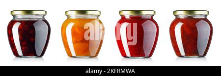 collecte de confiture dans des pots en verre avec couvercles métalliques isolés sur blanc Banque D'Images