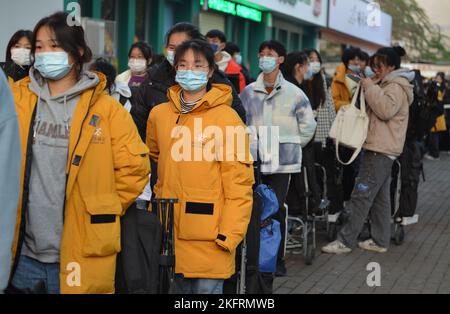 FUYANG, CHINE - 20 NOVEMBRE 2022 - Un grand nombre d'étudiants se préparent à participer à l'examen d'entrée de 2023 (module 7) au Middle SC n° 15 Banque D'Images