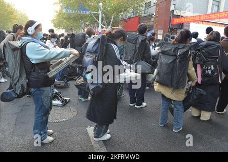 FUYANG, CHINE - 20 NOVEMBRE 2022 - Un grand nombre d'étudiants se préparent à participer à l'examen d'entrée de 2023 (module 7) au Middle SC n° 15 Banque D'Images