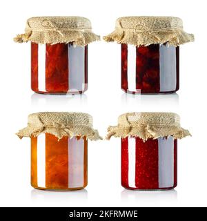 jeu de fruits confiture dans des pots en verre sans étiquettes recouvertes de toile à sackcloth isolée sur blanc Banque D'Images