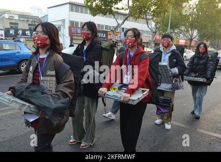 FUYANG, CHINE - 20 NOVEMBRE 2022 - Un grand nombre d'étudiants se préparent à participer à l'examen d'entrée de 2023 (module 7) au Middle SC n° 15 Banque D'Images