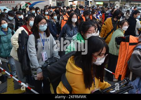 FUYANG, CHINE - 20 NOVEMBRE 2022 - Un grand nombre d'étudiants se préparent à participer à l'examen d'entrée de 2023 (module 7) au Middle SC n° 15 Banque D'Images