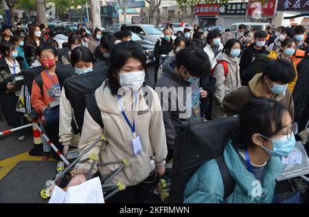 FUYANG, CHINE - 20 NOVEMBRE 2022 - Un grand nombre d'étudiants se préparent à participer à l'examen d'entrée de 2023 (module 7) au Middle SC n° 15 Banque D'Images