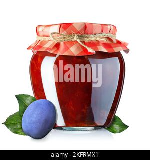 confiture de prunes maison dans un pot en verre recouvert de papier isolé sur du blanc Banque D'Images