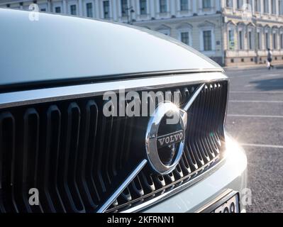 Saint-Pétersbourg/Russie - août 02 2018 : nouveau modèle de voiture Volvo XC40, sur l'essai routier dans les rues de Sankt-Petersburg ville Banque D'Images