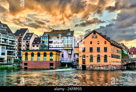 Quartier historique de la petite France à Strasbourg au coucher du soleil. Site classé au patrimoine mondial de l'UNESCO en Alsace, France Banque D'Images