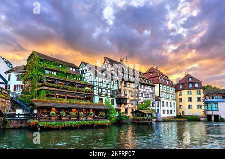 Maisons traditionnelles à colombages dans le quartier historique de la petite France à Strasbourg, patrimoine mondial de l'UNESCO en Alsace, France Banque D'Images