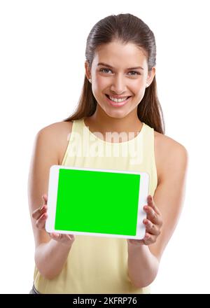 Jetez un œil à ma page d'accueil. Photo en studio d'une belle jeune femme tenant une tablette numérique avec un écran couleur sur fond blanc. Banque D'Images