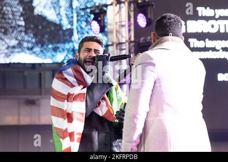 New York, Estados Unidos. 19th novembre 2022. Duo de chanteurs brésiliens Henrique et Juliano pendant l'enregistrement du DVD à Times Square à New York ce samedi 19. (Photo: Vanessa Carvalho/Brazil photo Press) Credit: Brazil photo Press/Alay Live News Banque D'Images