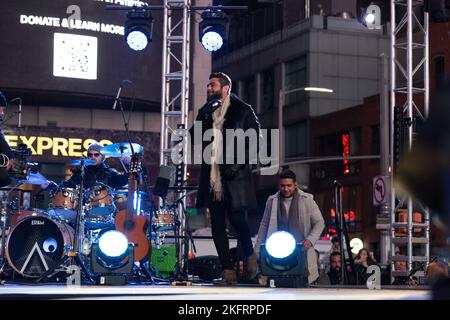 New York, Estados Unidos. 19th novembre 2022. Duo de chanteurs brésiliens Henrique et Juliano pendant l'enregistrement du DVD à Times Square à New York ce samedi 19. (Photo: Vanessa Carvalho/Brazil photo Press) Credit: Brazil photo Press/Alay Live News Banque D'Images