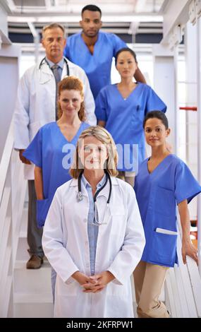 Votre santé est leur priorité. Portrait d'une équipe diversifiée de professionnels de la santé debout sur un escalier dans un hôpital. Banque D'Images