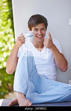 HES single, Mesdames. Un beau jeune homme qui boit dans une tasse qui a le mot Bachelor écrit dessus. Banque D'Images