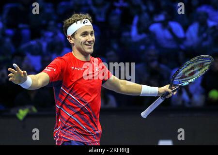 Turin, Italie. 19th novembre 2022. Casper Ruud, de Norvège, célèbre après un match semi-inal des finales ATP contre Andrey Rublev, de Russie, à Turin, Italie, le 19 novembre 2022. Credit: STR/Xinhua/Alay Live News Banque D'Images