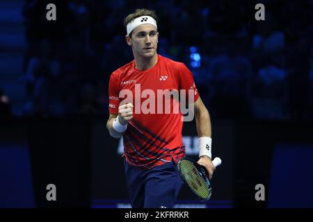 Turin, Italie. 19th novembre 2022. Casper Ruud, de Norvège, célèbre lors d'un match semi-inal des finales ATP contre Andrey Rublev, de Russie, à Turin, Italie, le 19 novembre 2022. Credit: STR/Xinhua/Alay Live News Banque D'Images