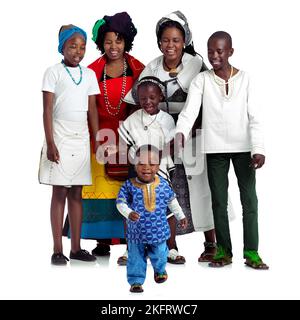 La famille commence dans votre cœur. Studio de deux femmes africaines traditionnelles avec leurs enfants sur fond blanc. Banque D'Images