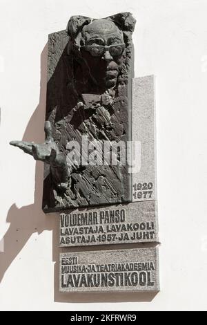 Plaque commémorative de l'acteur soviétique et de la pédogogue Voldemar Panso à l'école de théâtre estonienne sur la rue de l'école de cathédrale (Toom-Kooli) dans la vieille ville Banque D'Images