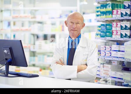 J'ai passé toute une vie à aider les gens. Portrait d'un pharmacien principal travaillant au comptoir. Banque D'Images