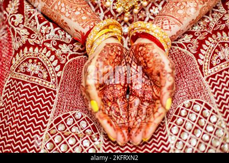 Bijoux traditionnels de mariée et décoration de henné sur les mains de la mariée hindoue le jour de son mariage, Maurice, Afrique Banque D'Images