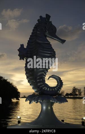 Statue de cheval de mer en acier, point de repère sur le front de mer de Miri le soir Banque D'Images