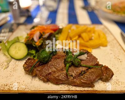 Entrecote, avec salade de frites paprika chaude, Majorque, Espagne, Europe Banque D'Images