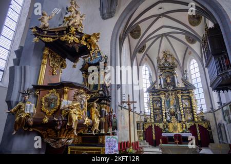 Chaire baroque et autel dans l'église Saint-Jacques, Prachatice, Jiho?eský kraj, République tchèque, Europe Banque D'Images