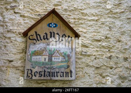 Panneau du restaurant Skanzen dans le village des musées avec maisons à colombages d'Egerland, Doubrava, Karlovarský kraj, République tchèque, Europe Banque D'Images