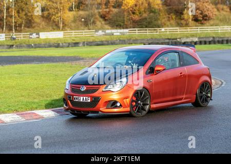 2012 Orange Vauxhall Corsa VXR Nurburgring Edition 1,6T 205 essence à hayon Car1598 cc; conduite dans des virages difficiles à grande vitesse et techniques à bas rapport du circuit de course des trois sœurs près de Wigan, Royaume-Uni Banque D'Images