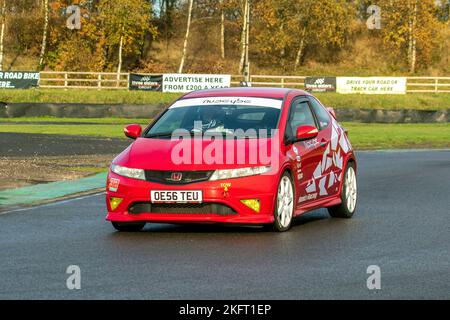 2006 Red HONDA CIVIC V-TEC EXECUTIVE manuelle 1998cc 5 vitesses ; conduite sur les virages difficiles à grande vitesse et techniques à faible vitesse du circuit de course des trois sœurs près de Wigan, Royaume-Uni Banque D'Images