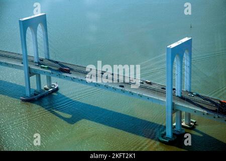 Vue depuis la tour de Macao du pont Sai Van au-dessus de Praia Grande Bay, Macao, Chine, Asie Banque D'Images