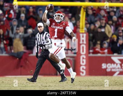 Fayetteville, AR, US, 19 novembre 2022: Arkansas QB KJ Jefferson #1 fait un jet comme il vient autour du coin avec le ballon. L'Arkansas a battu Ole Miss 42-27 à Fayetteville, AR, Richey Miller/CSM Banque D'Images